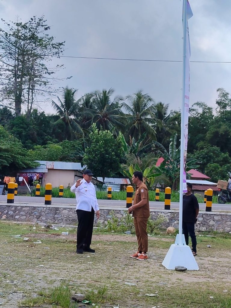 Gubernur Gusnar Ismail memeriksa tiang banner outdoor PENAS