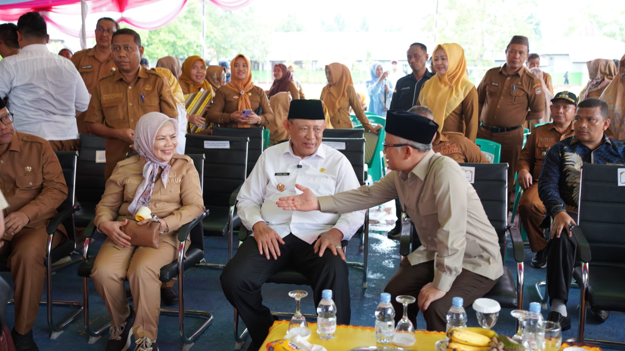 Gubernur (tengah), wakil Gubernur (kiri) dan Wakil menteri (kanan) Berbincang serius tentang pendidikan Di Gorontalo